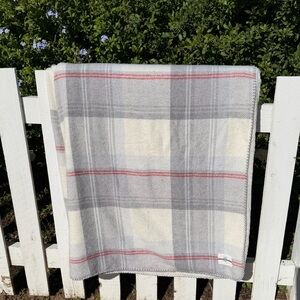 Tommy Hilfiger Faux Cashmere Plush Throw Blanket Plaid Gray Cream Red 50x70 GUC